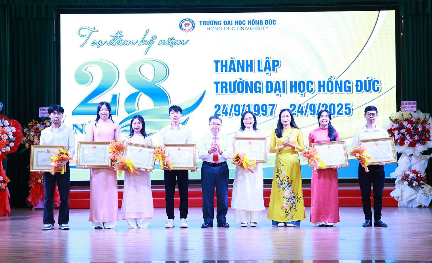 Hồng Đức University Holds Seminar to Celebrate Its 28th Anniversary